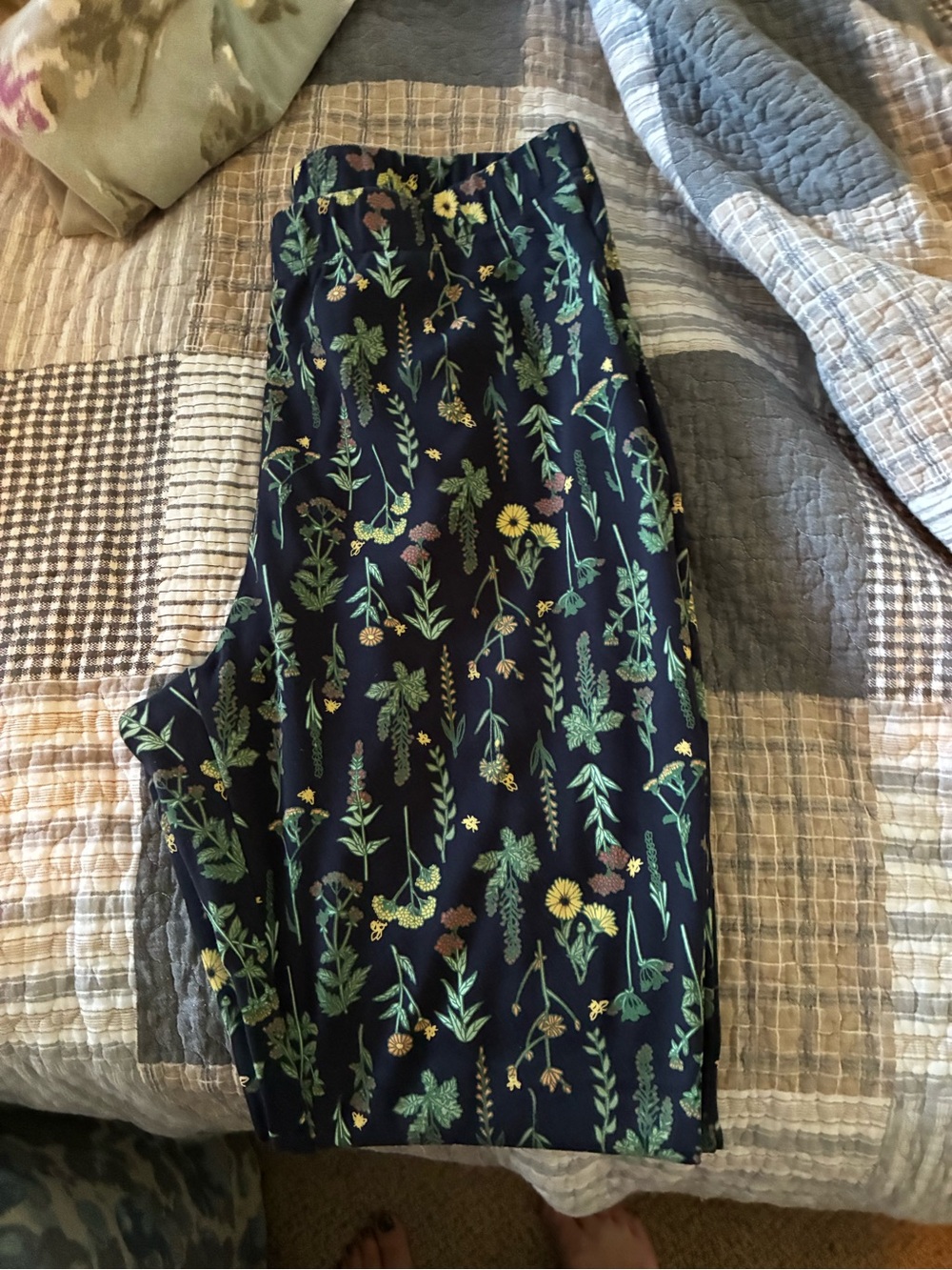 Duluth Trading Co Navy Floral Leggings